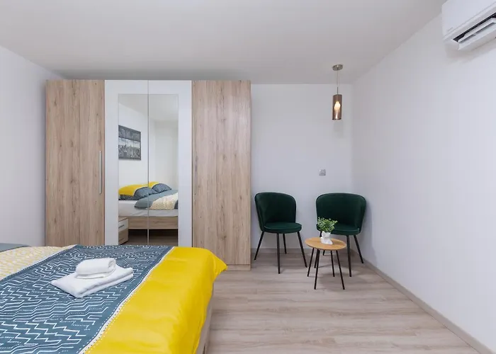 Ena Near Amphitheater Vikendica *