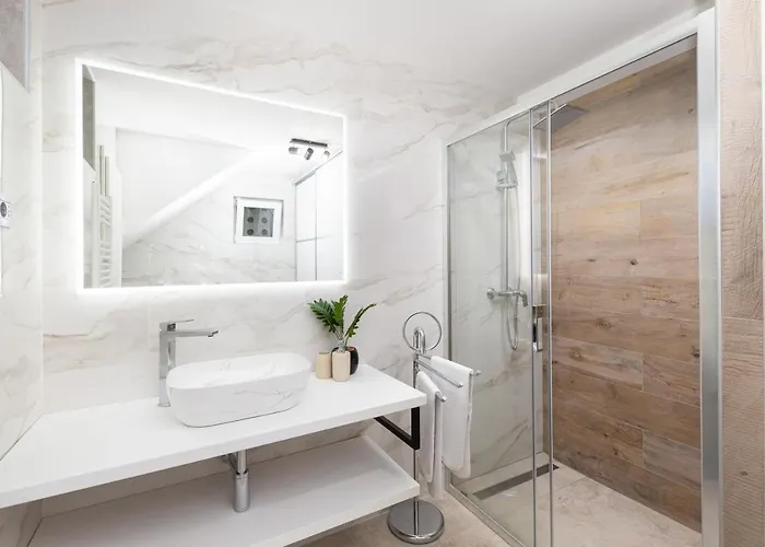 Vikendica Ena Near Amphitheater